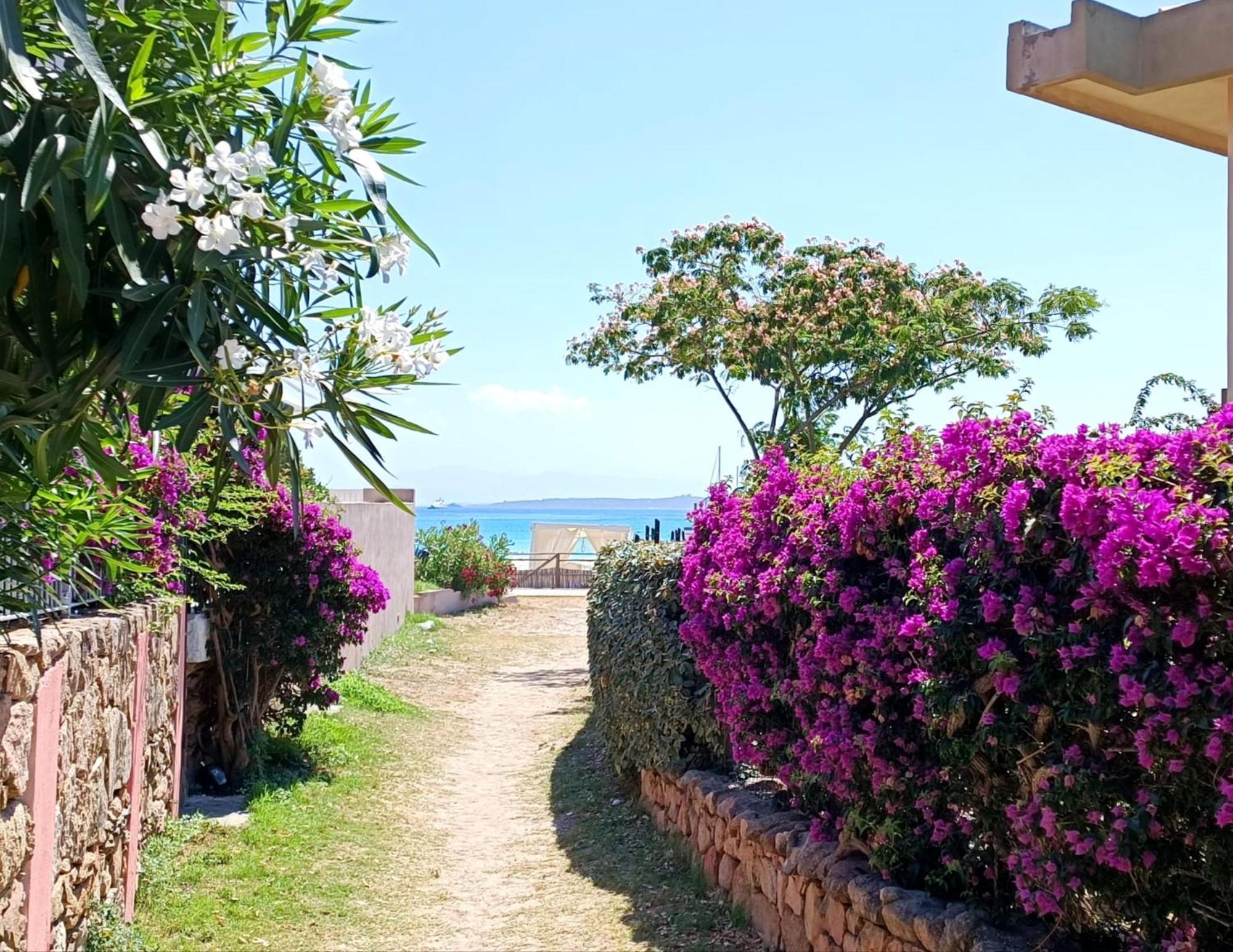 La Smeralda - Boutique Rooms And Breakfast Golfo Aranci Bagian luar foto