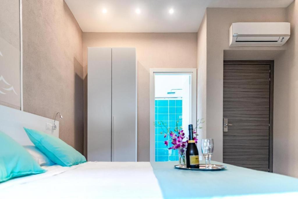 La Smeralda - Boutique Rooms And Breakfast Golfo Aranci Bagian luar foto