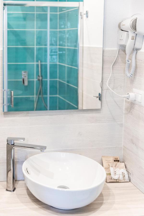 La Smeralda - Boutique Rooms And Breakfast Golfo Aranci Bagian luar foto