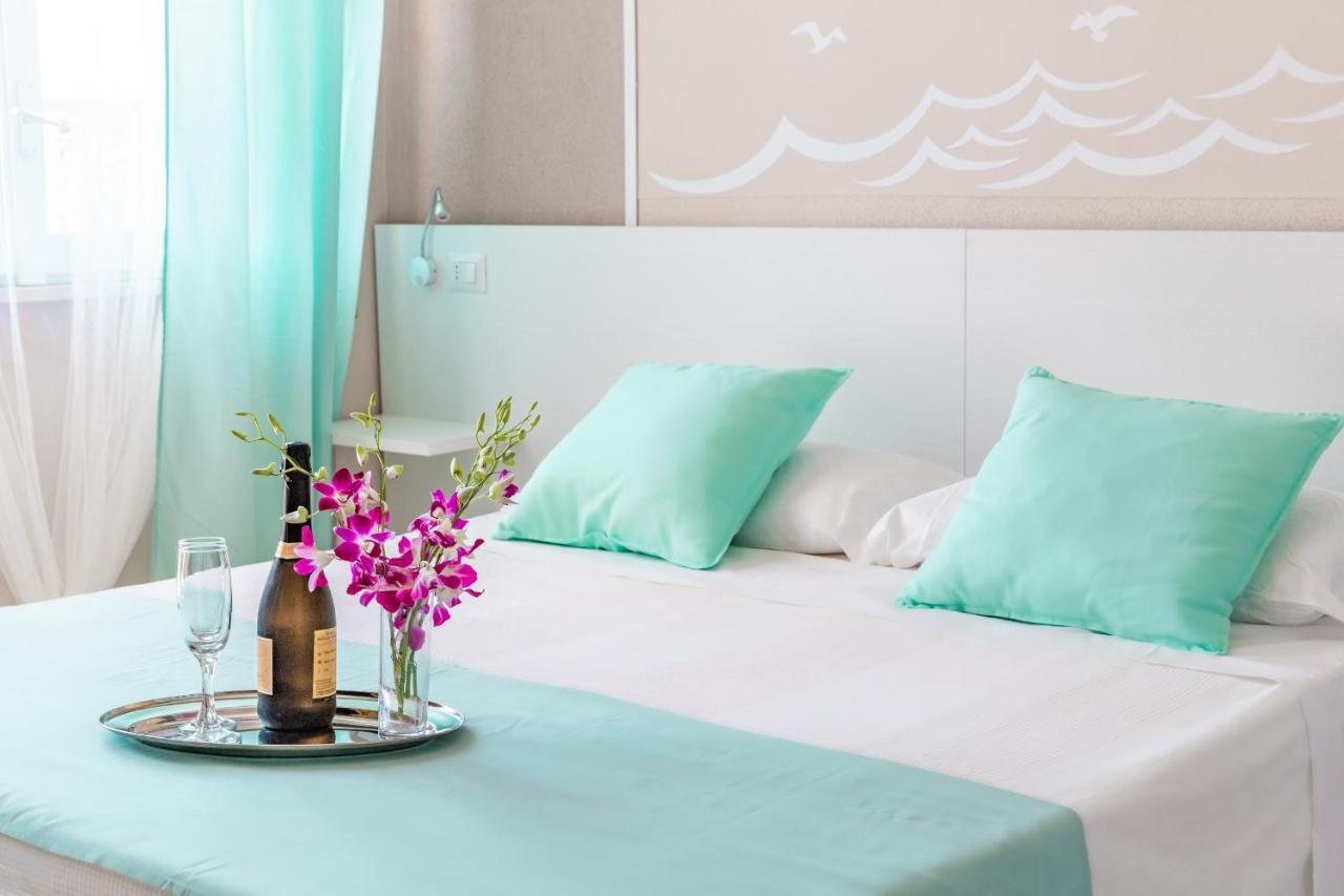 La Smeralda - Boutique Rooms And Breakfast Golfo Aranci Bagian luar foto
