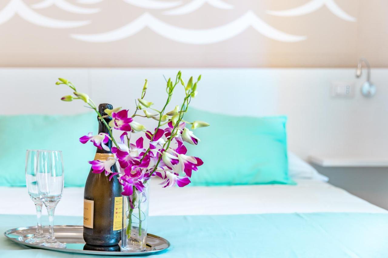 La Smeralda - Boutique Rooms And Breakfast Golfo Aranci Bagian luar foto